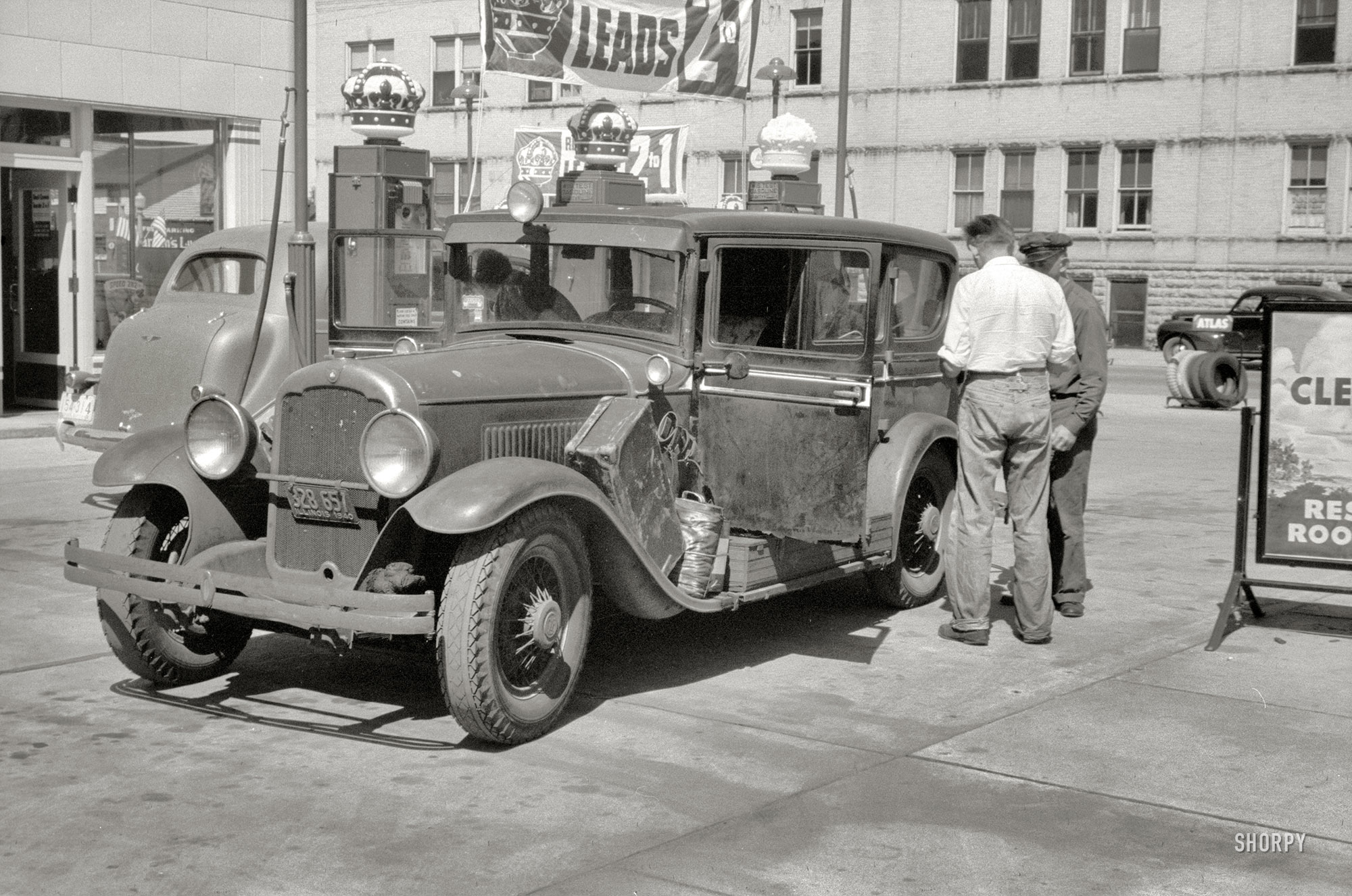 July 1940. "Auto of migrant fruit worker at gas station in Sturgeon Bay, Wisconsin." The other end of the jalopy we saw here. 35mm nitrate negative by John Vachon for the Farm Security Administration. View full size.