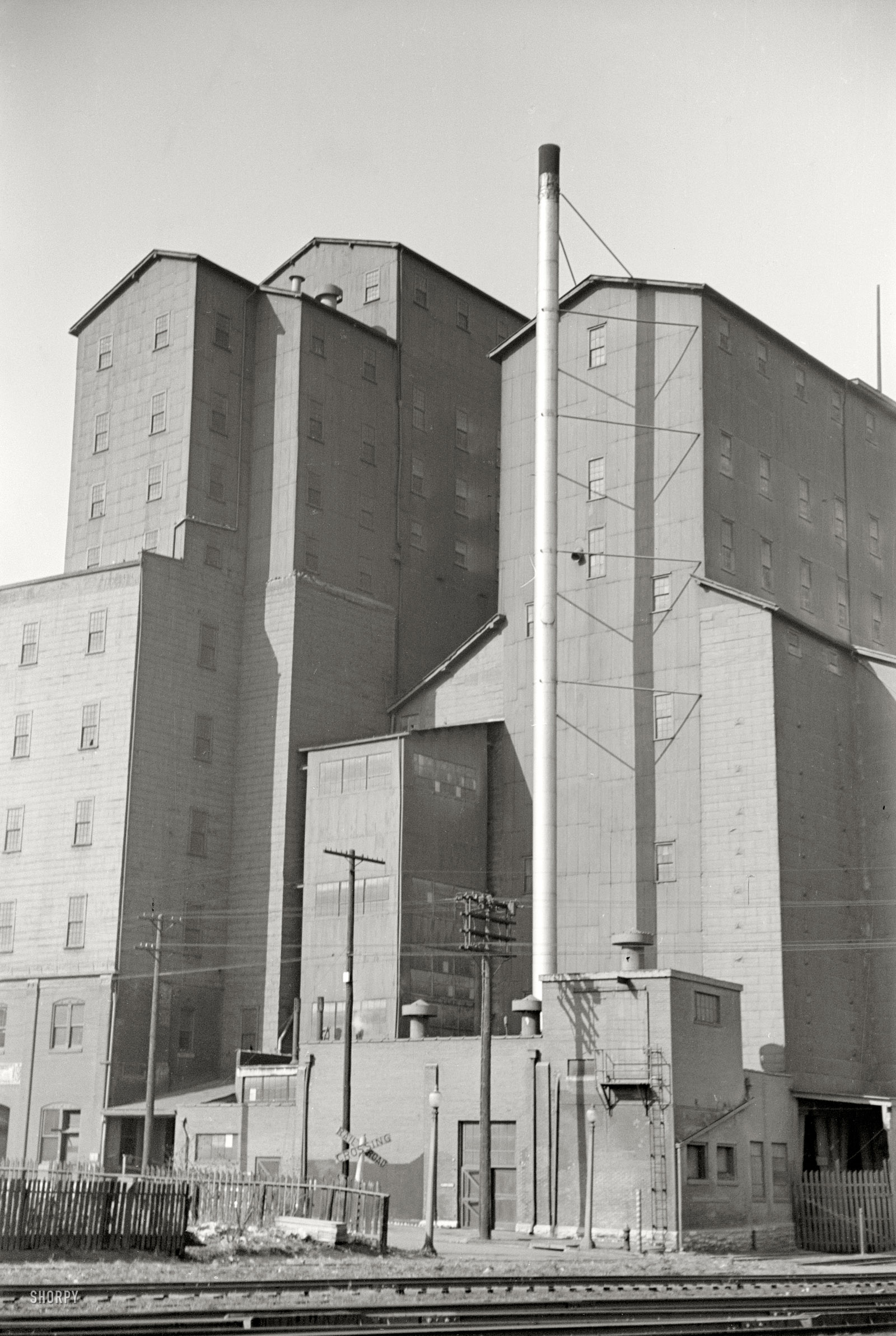 January 1939. St. Louis, Missouri. "Grain elevator on riverfront." 35mm negative by Arthur Rothstein for the Farm Security Administration. View full size.