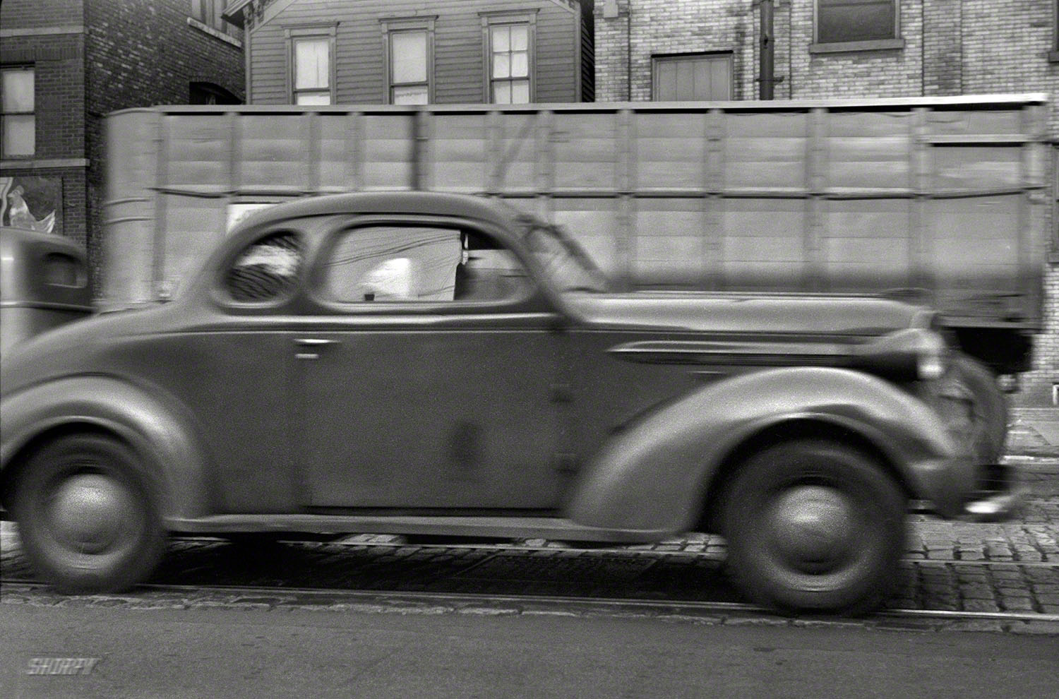 April 1941. "Street scene, Chicago 'Black Belt'." 35mm nitrate negative by Edwin Rosskam for the Resettlement Administration. View full size.