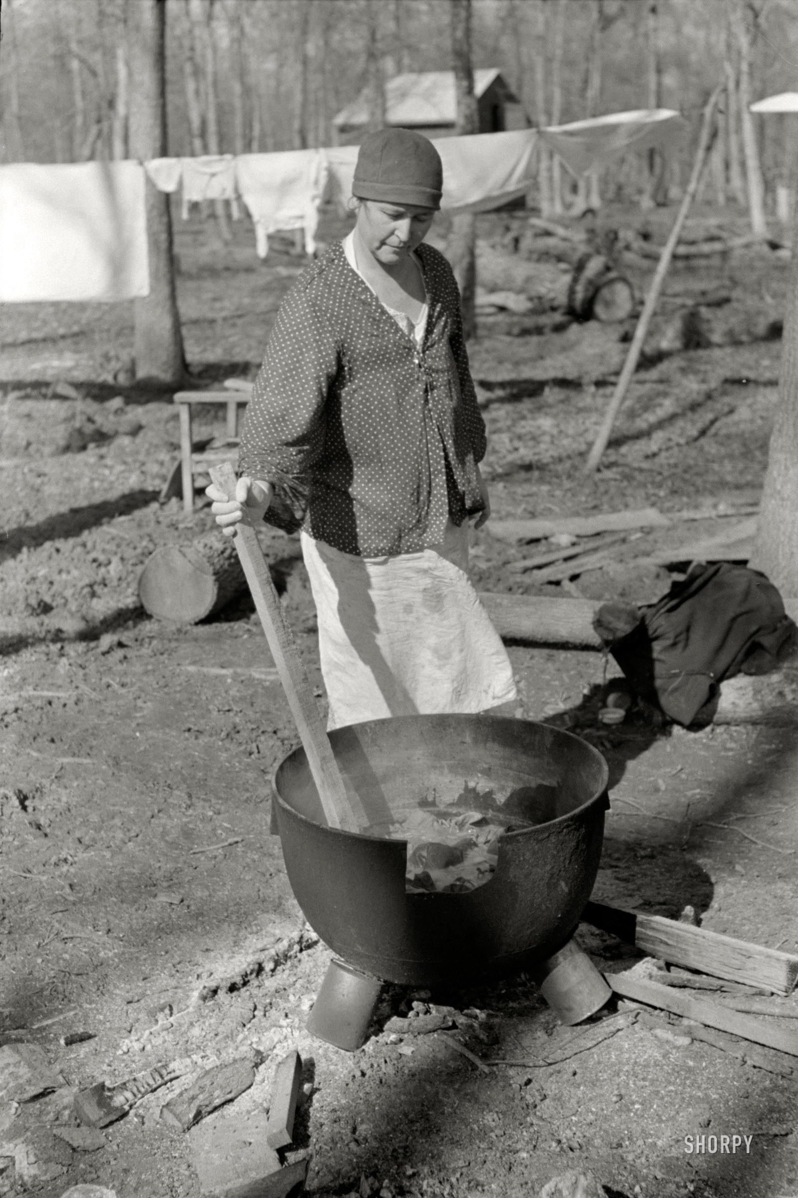January 1939. "Housewife boiling clothes -- Chicot Farms, Arkansas." Note the primitive nature of this washer -- it doesn't even have a "simmer" setting. 35mm nitrate negative by Russell Lee, Farm Security Administration. View full size.