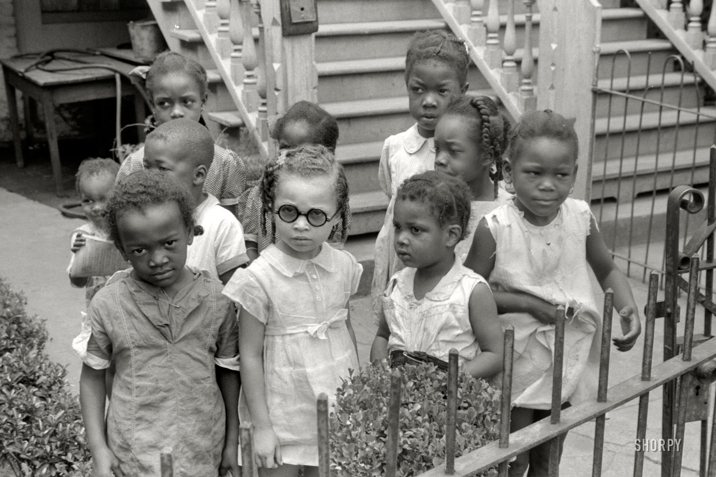 1940. No caption for these tots, on a roll of pictures taken in what looks like New Orleans. 35mm nitrate negative by John Vachon. View full size.