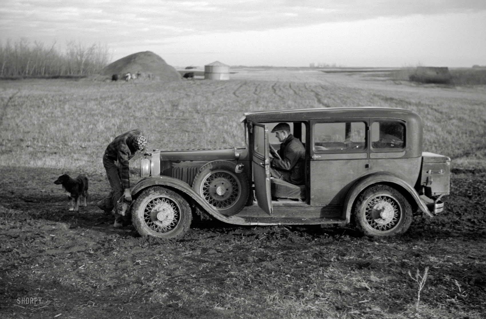 October 1940. "Oldest Sauer boy cranking family car. Cavalier County, North Dakota." 35mm nitrate negative by John Vachon. View full size.