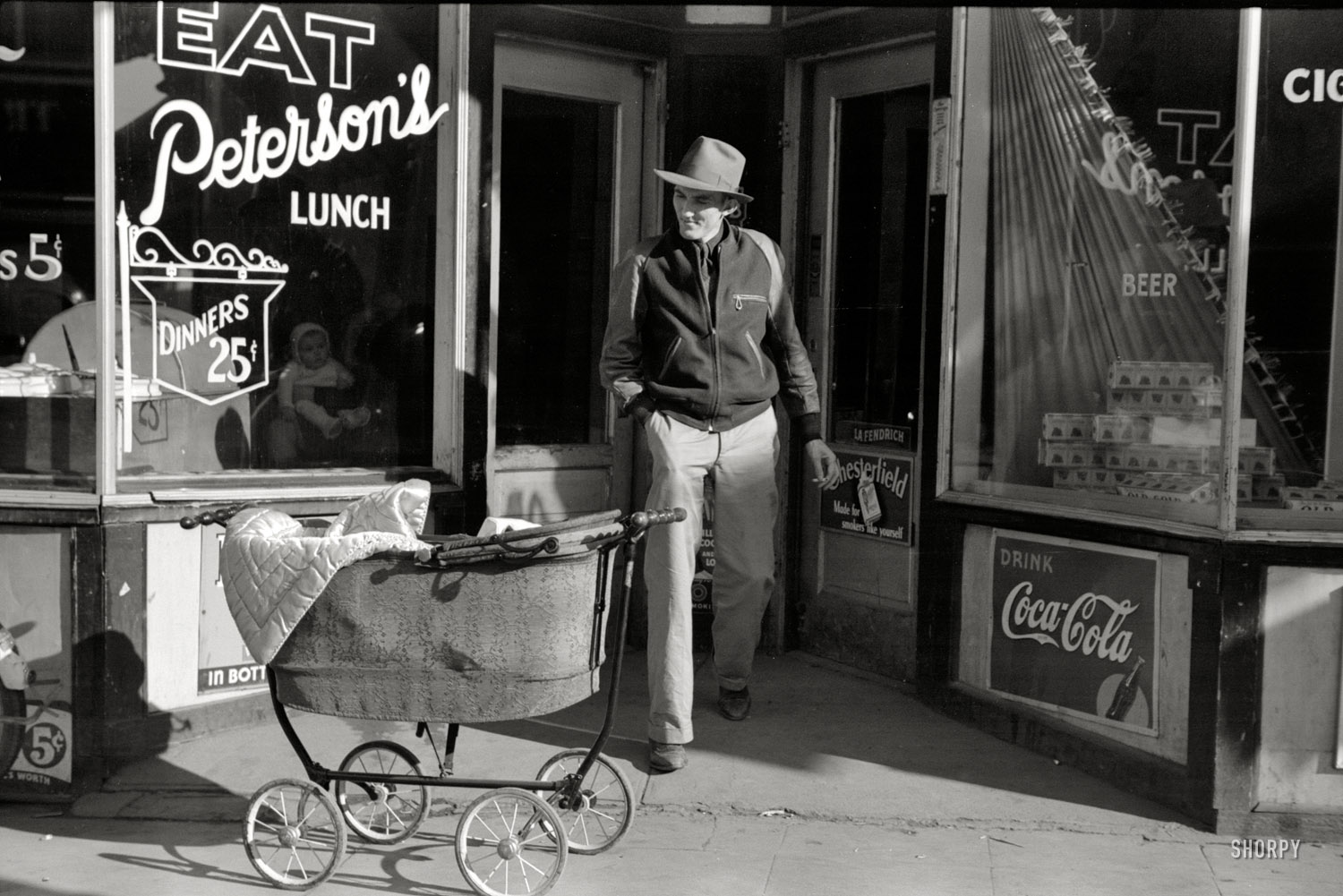November 1940. "Lunchroom. Aberdeen, South Dakota." Our second look at Peterson's, which seems to have been baby-friendly. 35mm nitrate negative by John Vachon for the Farm Security Administration. View full size.