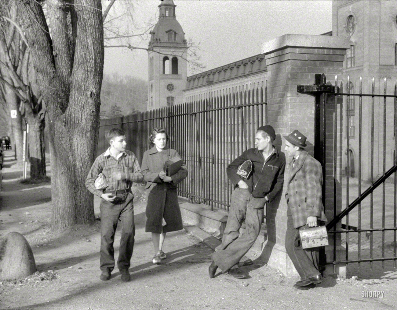 November 1940. "Young workers at the Penomah Mills Inc., Taftville, Conn." Brown-bagger meets the lunchbox set. (Or, as a commenter on our Facebook page puts it: "I think that's Archie.") Photo by Jack Delano. View full size.