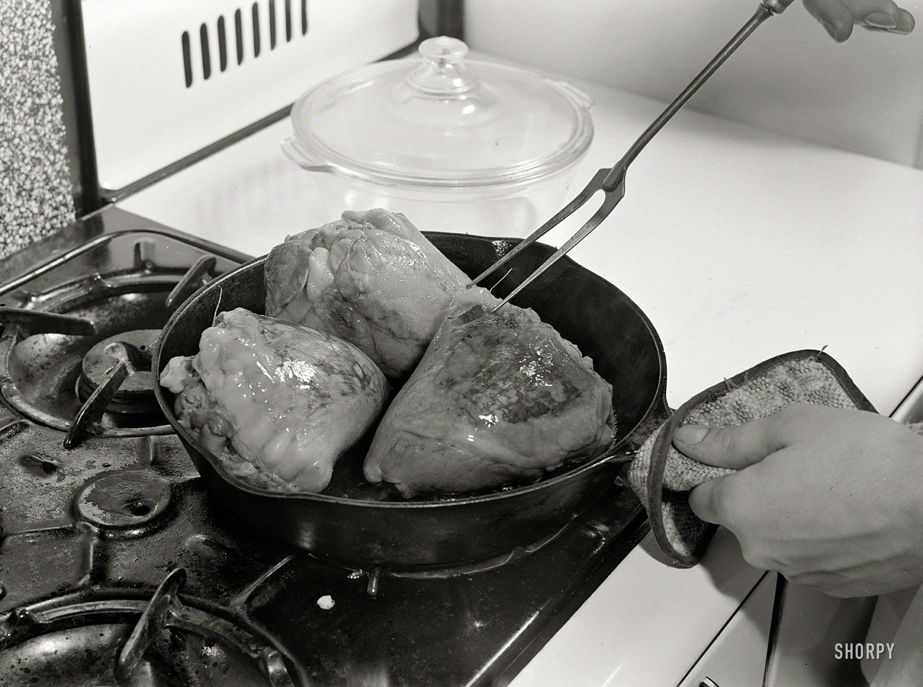 October 1942. "'Share The Meat' recipes. Braised stuffed heart. Brown the hearts on all sides in fat, then place in a covered baking dish or casserole. Add a half of cup of water, cover closely and cook until tender in a very moderate oven (about 300 degrees Fahrenheit). Calf hearts require about one and a half hours, beef hearts will require much longer -- four to five hours to cook till tender." Photo by Ann Rosener for the Office of War Information. View full size.