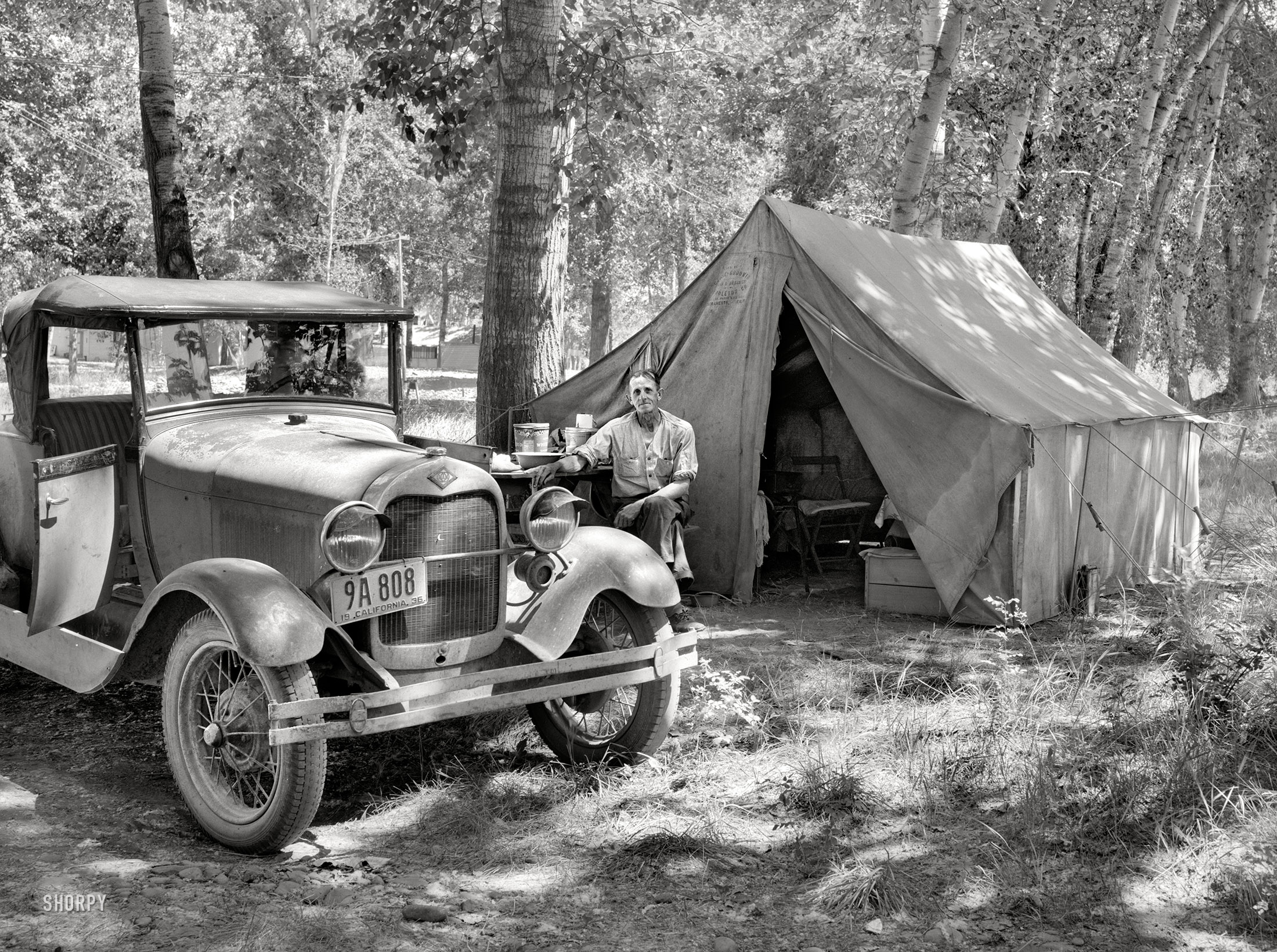 July 1936. Yakima, Washington. "Fruit tramps from California who have come to the Yakima Valley for apple thinning." Medium-format nitrate negative by Arthur Rothstein for the Resettlement Administration. View full size.