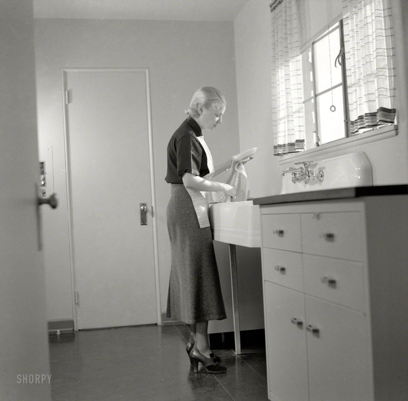 November 1936. "Interior of house. Greenbelt, Maryland." One of three planned "Green-" communities midwifed by the Resettlement Administration during the Great Depression. Luxe amenities included indoor plumbing and electricity. Medium-format nitrate negative by Arthur Rothstein. View full size.

