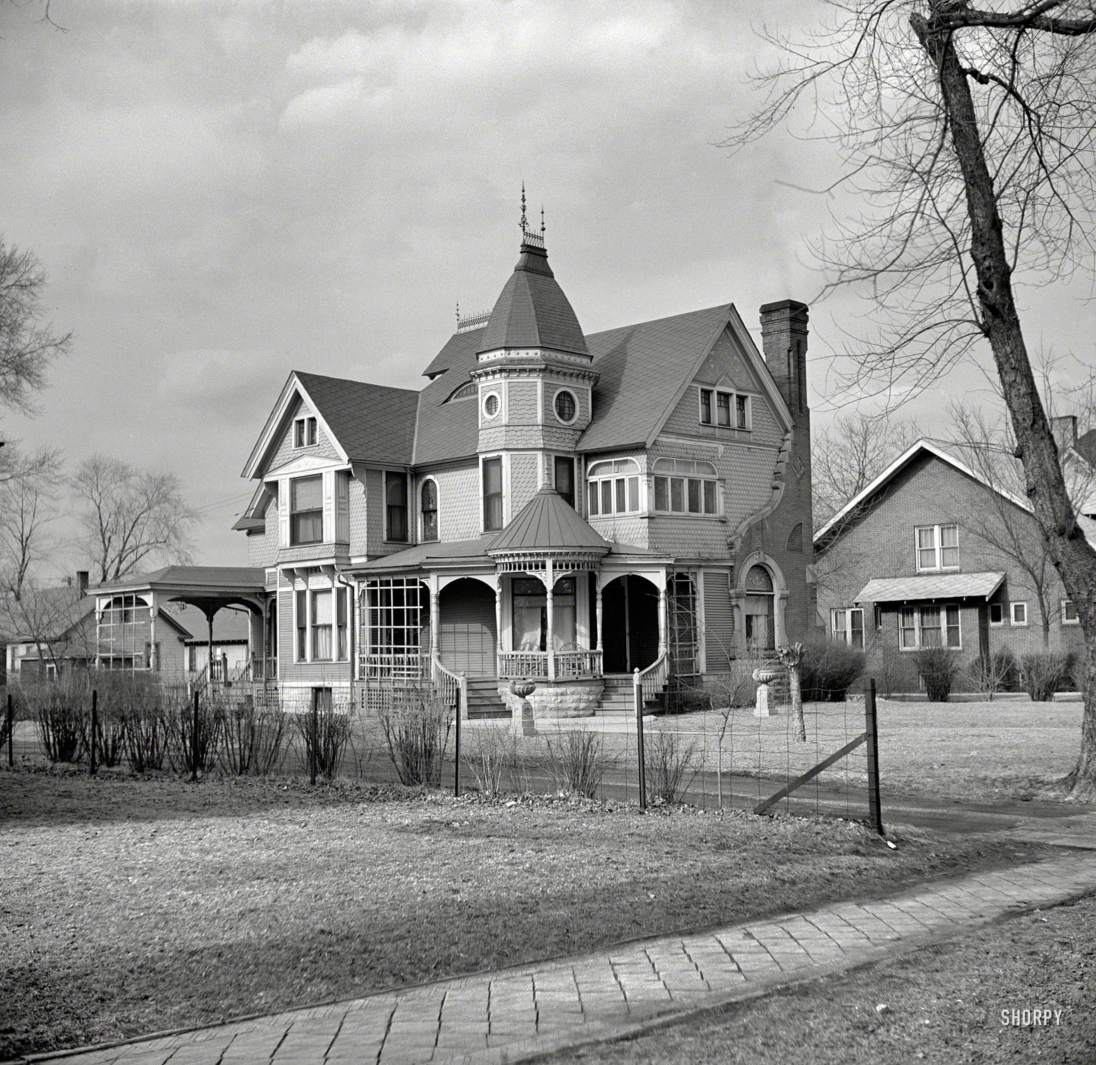 April 1937. "House in Ottawa, Illinois." Bonus points to anyone who can Street View the place, assuming it still stands. Photo by Russell Lee. View full size.
UPDATE: Astute commenters ID this as the Palmer house at 1236 Ottawa Ave.