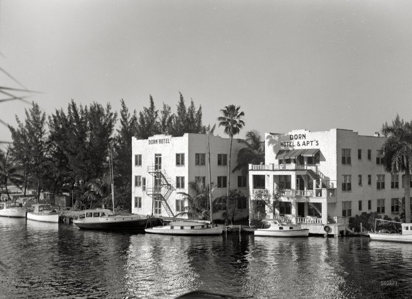 January 1941. Miami, Florida. "Apartment hotel on the Miami River." Medium-format nitrate negative by the mysterious "Daly." View full size.
