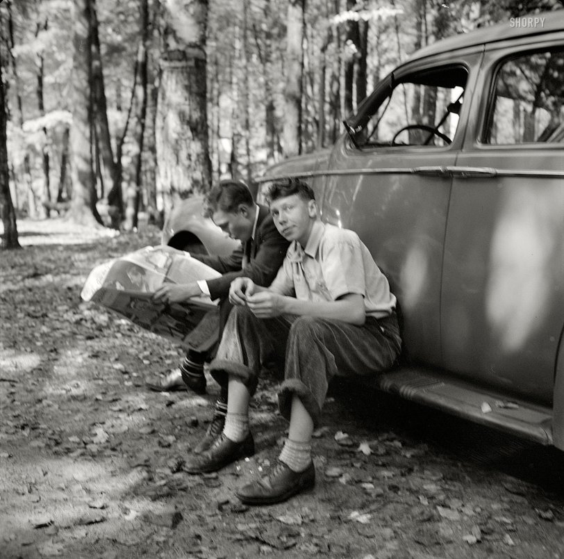 October 1941. "Mohawk Trail picnic park in Massachusetts. Folks from the mill towns come up on week-ends to view the fall foliage and read the Sunday paper." Medium-format nitrate negative by John Collier. View full size.
