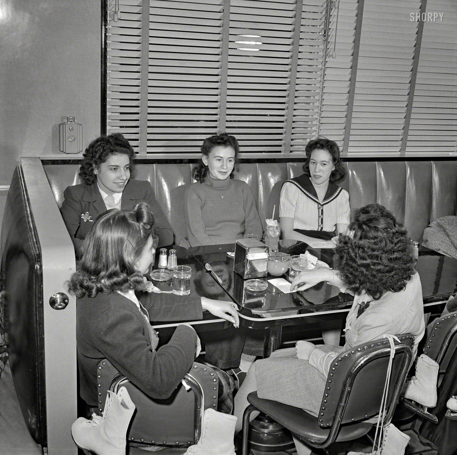 December 1941. Washington, D.C. "Girls in Hot Shoppes restaurant." Medium format negative by John Collier, Office of War Information. View full size.