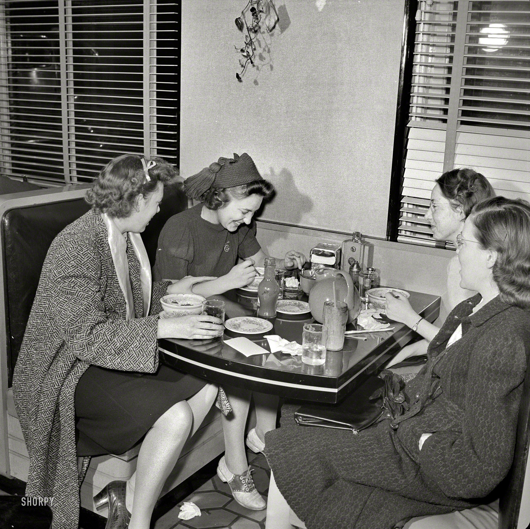 December 1941. Washington, D.C. "Washington Hot Shoppe restaurant." Tableware, clothes, shoes -- discuss! Photo by John Collier. View full size.