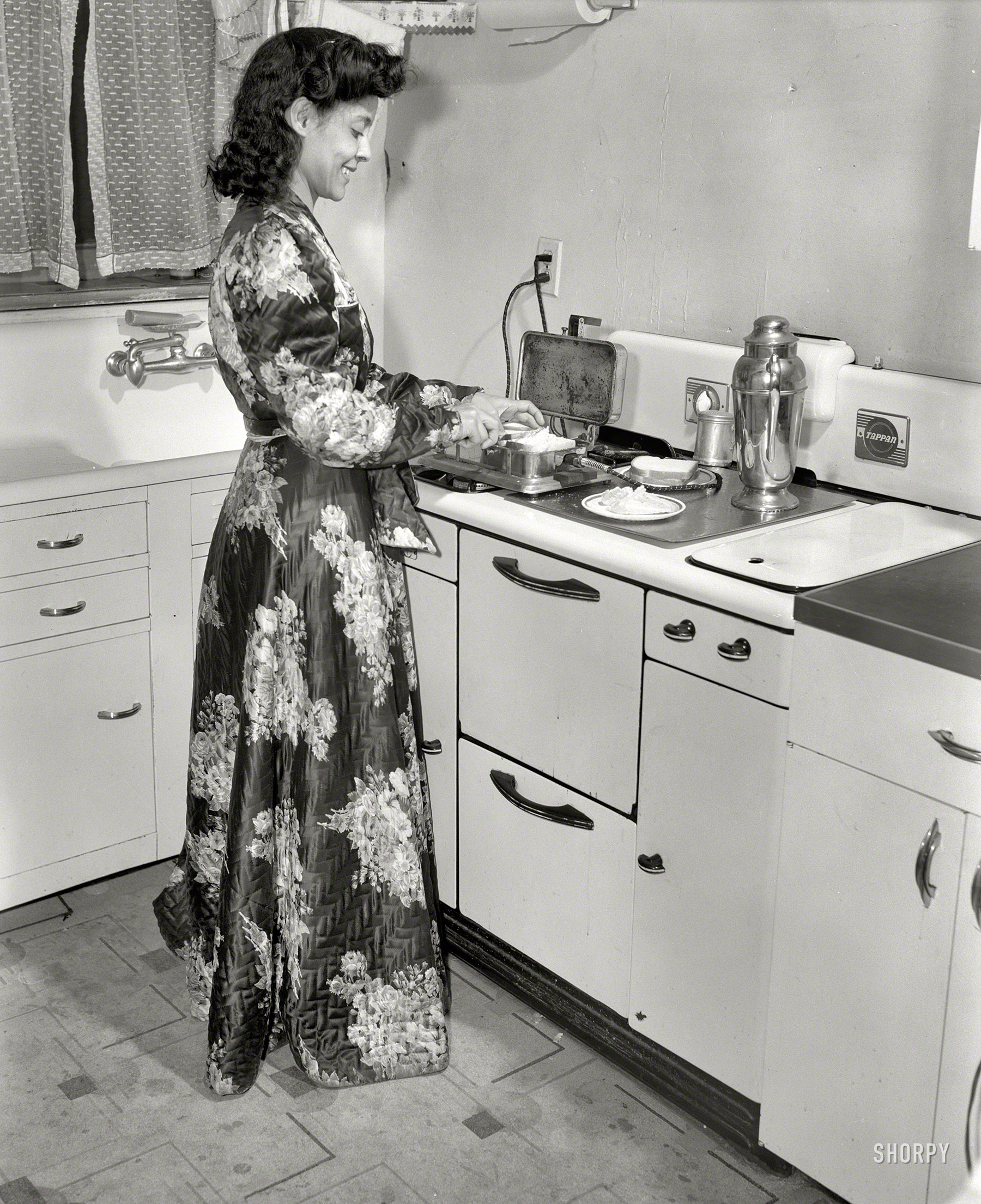 Winter 1942. Washington, D.C. "Jewel Mazique, worker at the Library of Congress, getting a late snack." Hey, we'll have some of that. Large format nitrate negative by John Collier for the Office of War Information. View full size.