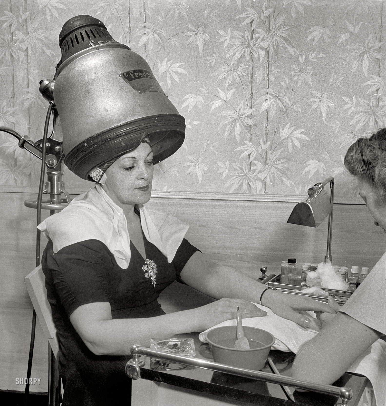September 1942. "New York, New York. Getting a manicure while drying hair at Francois de Paris, a hairdresser on West Eighth Street." Medium format nitrate negative by Marjory Collins for the Office of War Information. View full size.