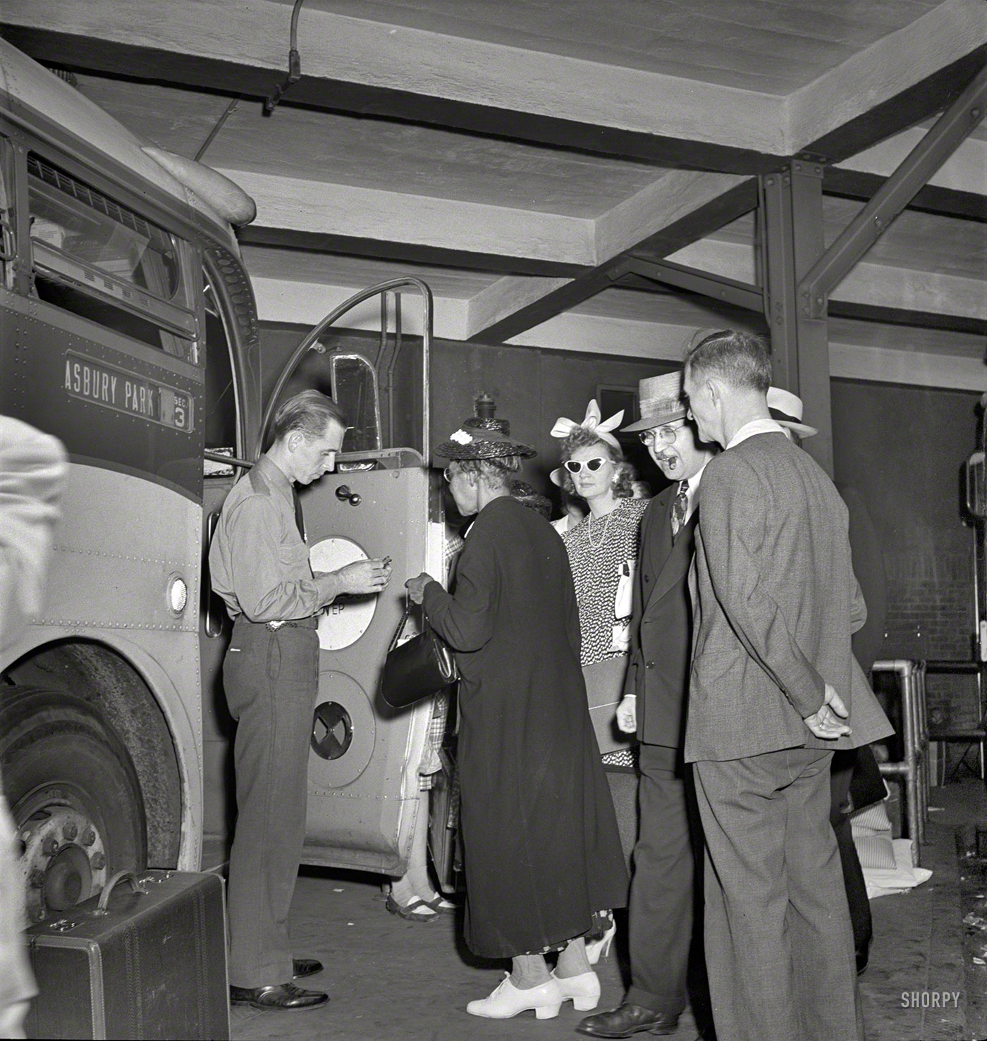 September 1942. "New York, New York. Boarding interstate buses at the Greyhound terminal, 34th Street." En route to Asbury Park, safe from the paparazzi. Photo by Marjory Collins, Office of War Information. View full size.