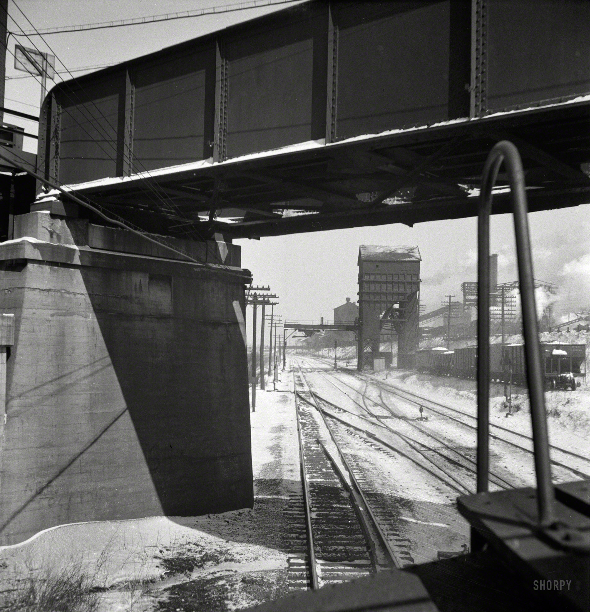 March 1943. "Between Lockport and Joliet, Illinois, along the Atchison, Topeka & Santa Fe." Photo by Jack Delano, Office of War Information. View full size.