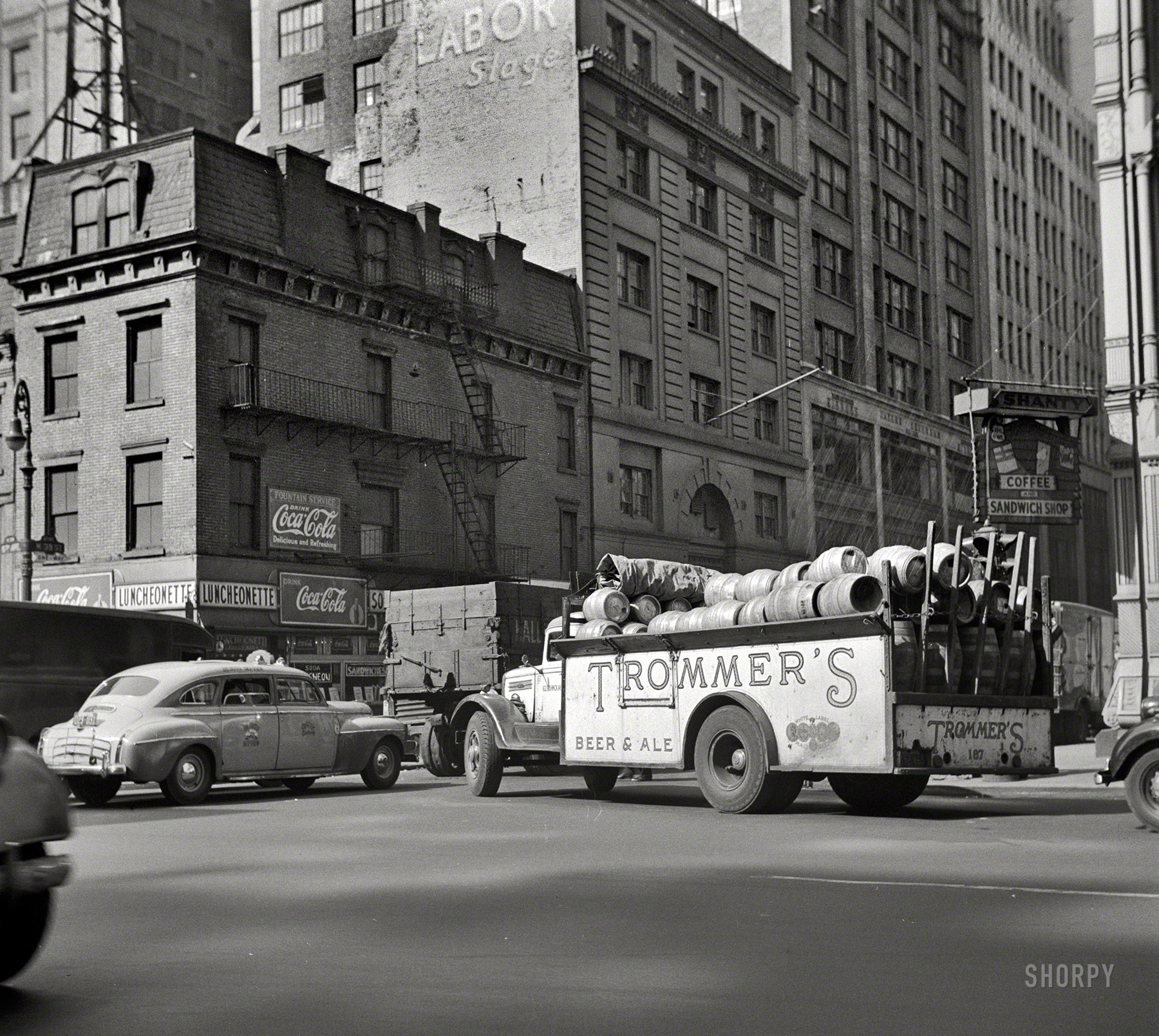 March 1943. "Beer truck on 44th 39th Street and Sixth Avenue." Just turn right at the Sandwich Shanty. Another truck shot by John Vachon. View full size.