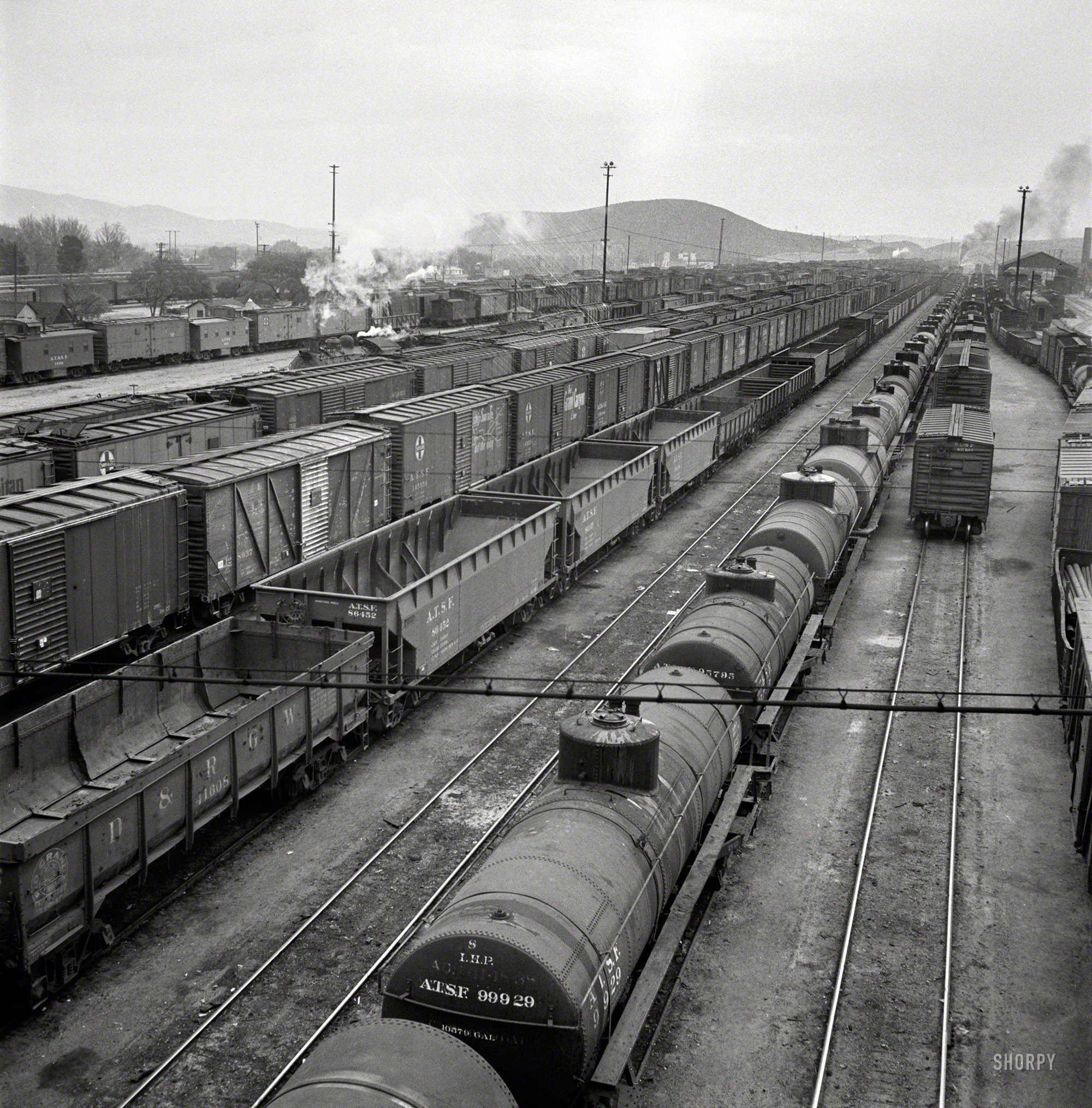 March 1943. "Barstow, California. General view of the Atchison, Topeka & Santa Fe yard." Photo by Jack Delano, Office of War Information. View full size.