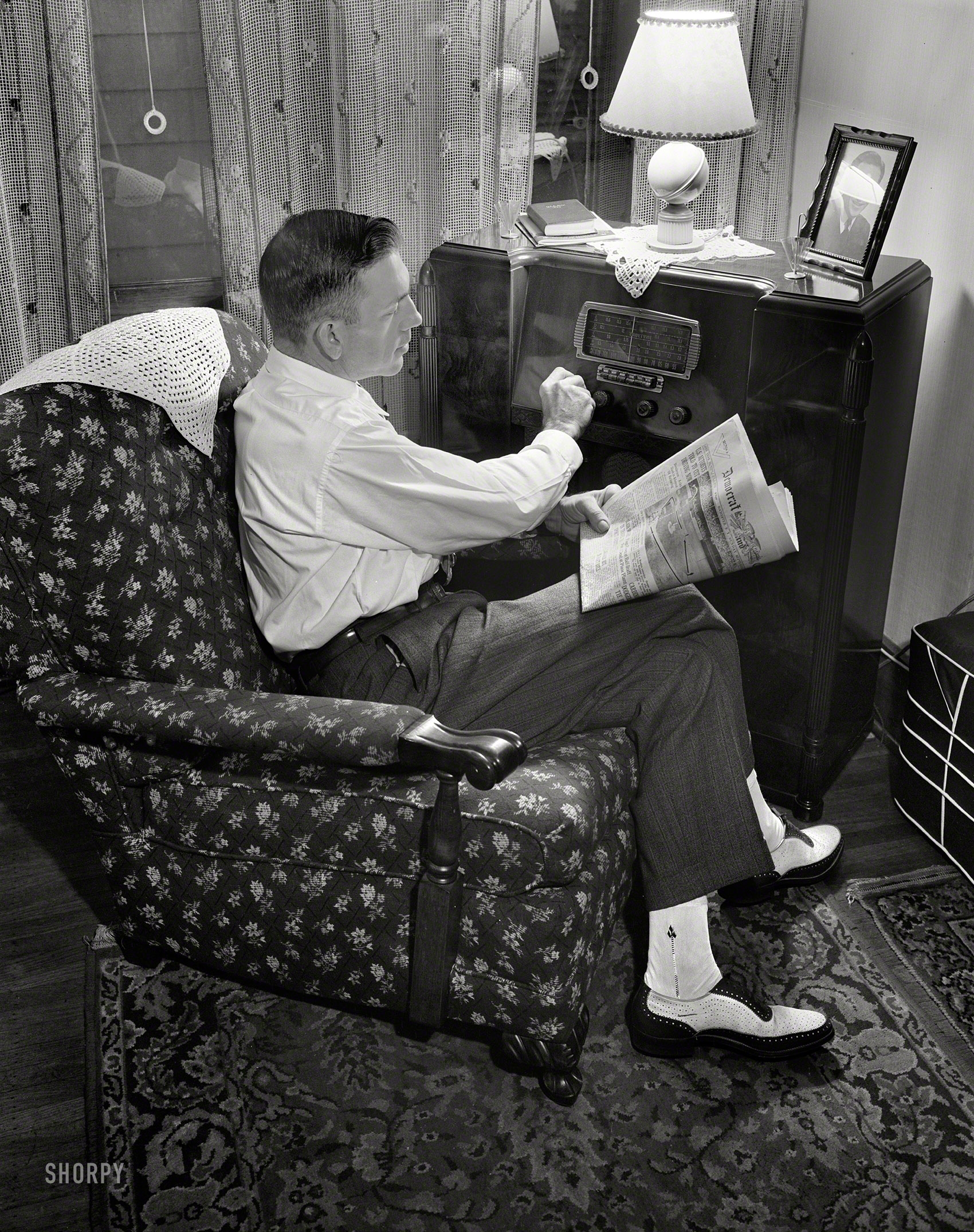 Rochester, New York. "Mr. Babcock tuning in for war news." Howard B. in the latest installment of the Babcock saga; the photos, with a publication date of March 1943, seem to be from September 1942 if the newspaper is indeed new. Photo by Ralph Amdursky for the Office of War Information. View full size.