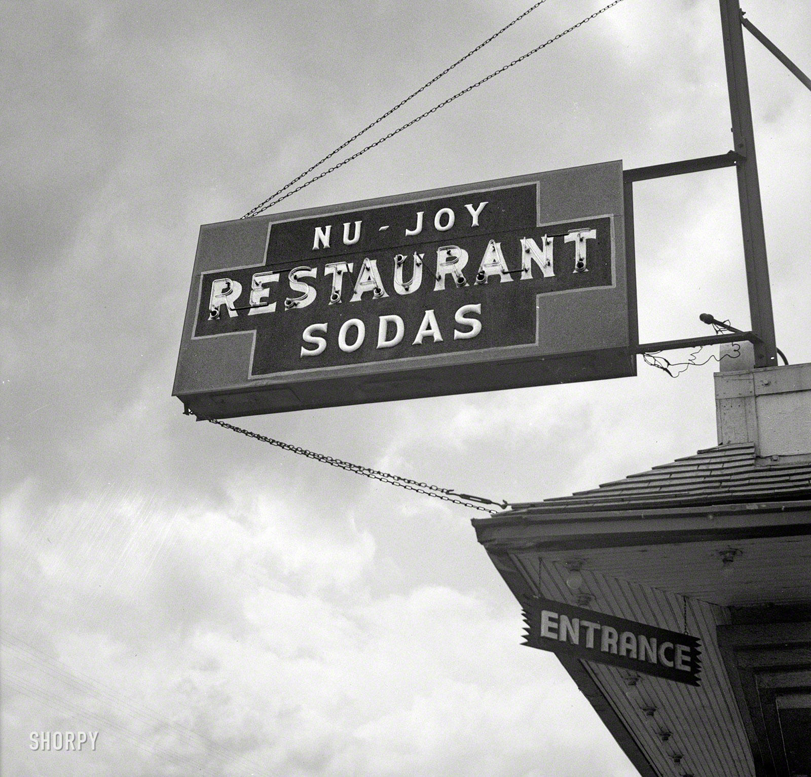 September 1943. "Restaurant sign on the bus route through Indiana to Chicago." Photo by Esther Bubley for the Office of War Information. View full size.
