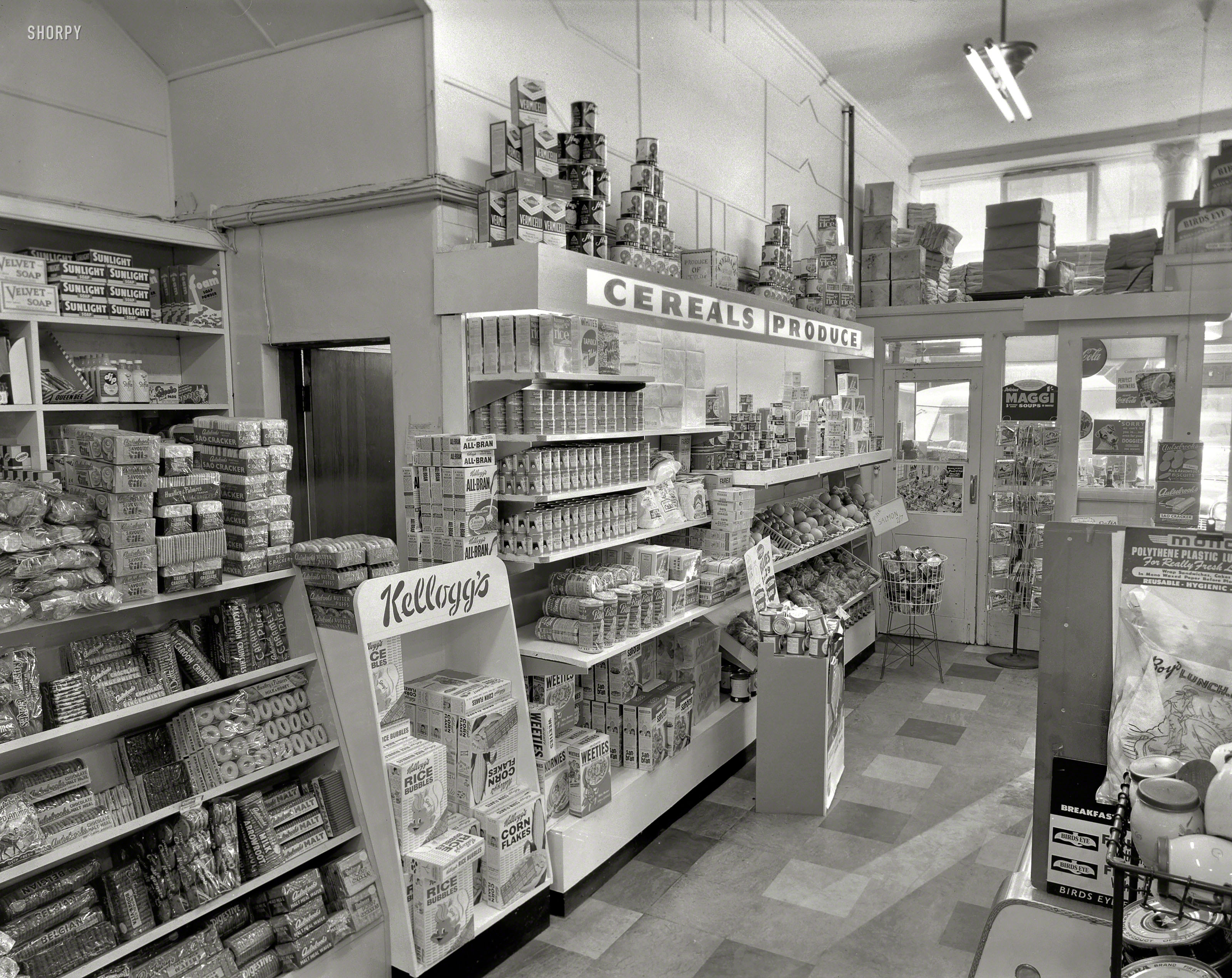 New Zealand circa 1958. "U-Rect-It fittings in Hill Bros. grocery store." A peek through the grocery-wormhole into an alternate universe of "Weeties" and Kellogg's "Rice Bubbles." Photo by K.E. Niven & Co., Wellington. View full size.