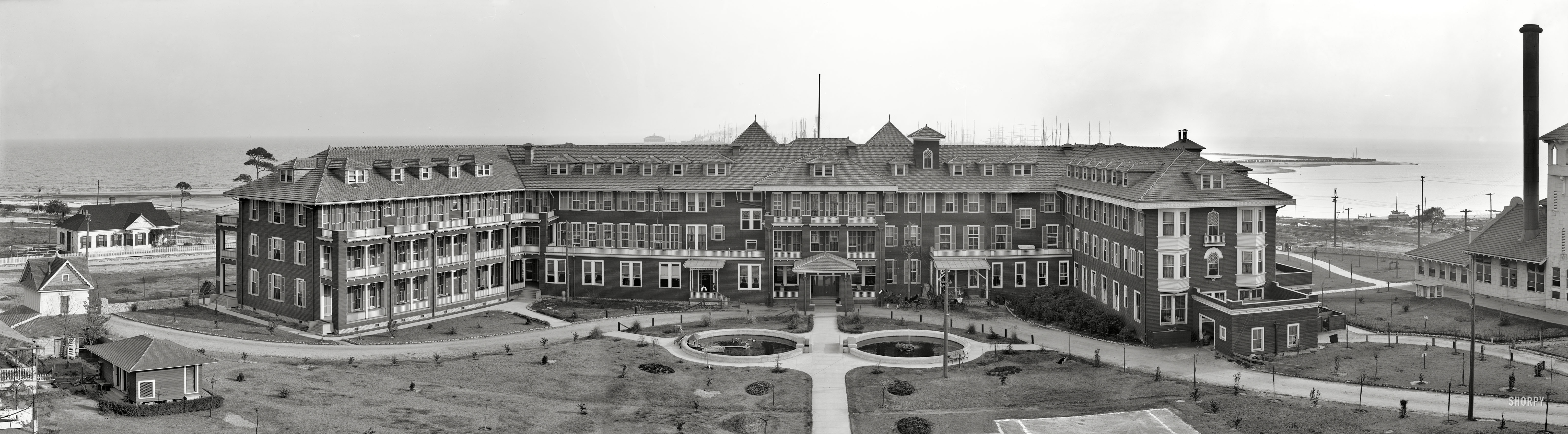 Gulfport, Mississippi, circa 1906. "Great Southern Hotel." Built 1902-03; demolished in 1951. Panorama of three 8x10 glass negatives. View full size.