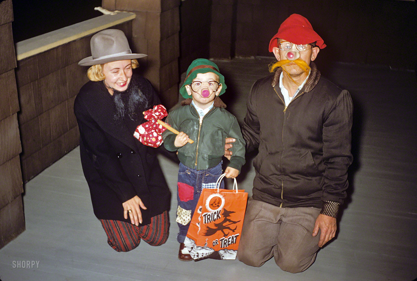 Baltimore, Oct. 31, 1957. "Carol Lee, Ray Steward, Howard H." A seasonal scene from the Janet & Kermy Kodachromes. Happy Halloween! View full size.