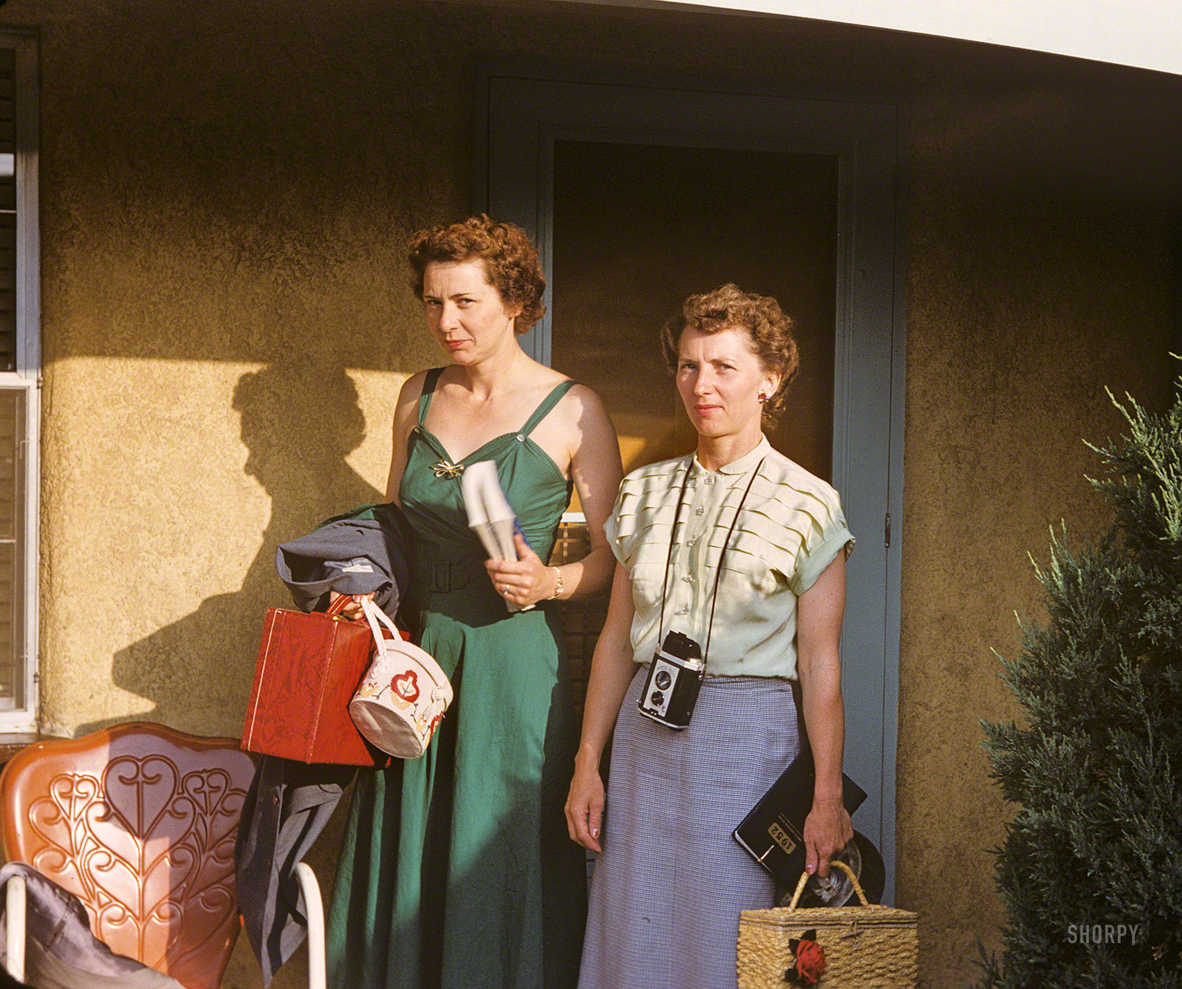 An unlabeled slide from the Linda series of Kodachromes. It seems to be 1952, and there are evidently sights to be seen. Commence tourism! View full size.