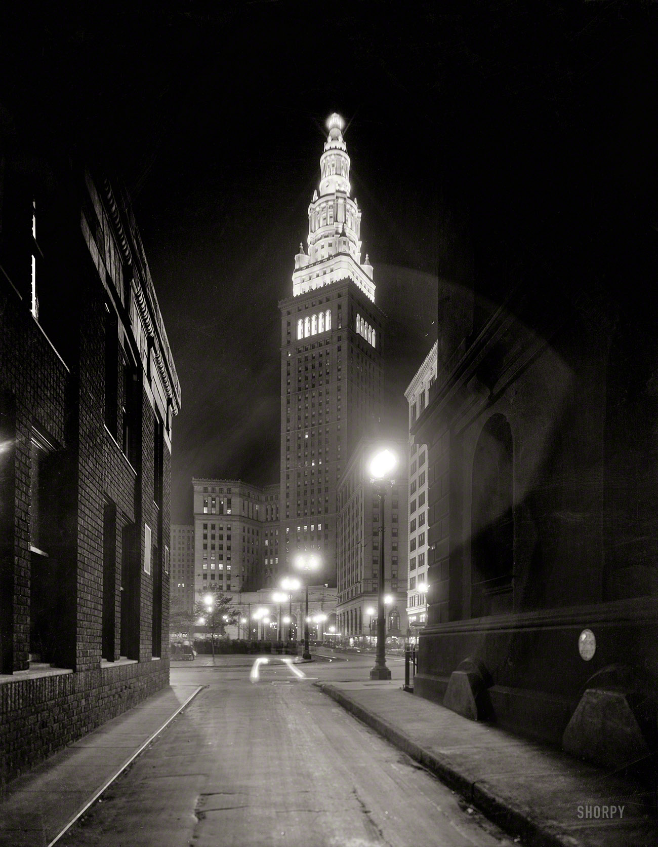 Cleveland circa 1931. "Night alley to Terminal Tower." Amazing shot from an 8x10 negative by the undeservedly obscure Theodor Horydczak. View full size.
