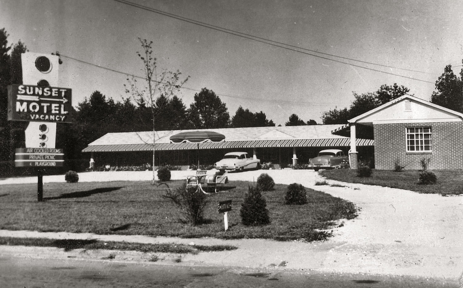 The Sunset Motel in 1957. Brevard, South Carolina. View full size.