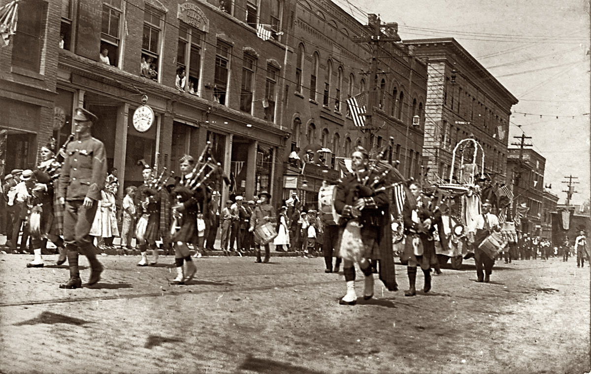 ....if ya wanna beat those bagpipes out of town! If the clock can be believed, this photo was taken at 8:17 AM. Barre Scottish Bagpipe Band, Monpelier, VT, 1913 or 1914. Azo RPPC, stamp box design used 1910-1930