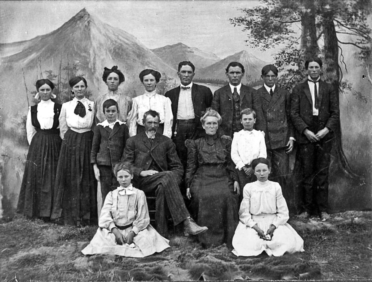 These are distant cousins: William Samuel Mustard (1853 Virginia - 1915 Washington), his wife Hester Adeline Newberry and their kids. William Samuel is seated on the left and Hester on his right. View full size.