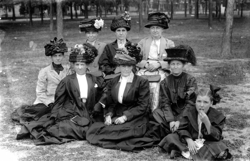A group of fashionable ladies at the city park in Wamego, Kansas, circa 1907. View full size.
