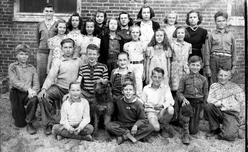 Hall New York, 1939. Betty and her classmates.
