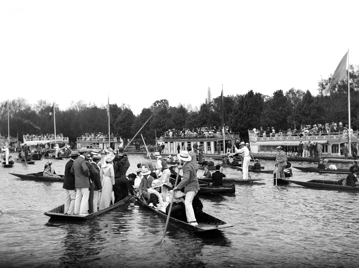 Eights Week, 1904, Oxford. One of a series of images taken in Europe in 1904 by an unknown photographer. Scanned from the nitrocellulose negative. Spectators jockey for good viewing positions in anticipation of the sculling races. The large houseboats are college barges, floating clubhouses provided by the various colleges. View full size.
