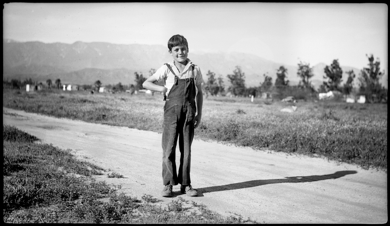 Unknown boy in what is probably Southern California in the '30s. View full size.