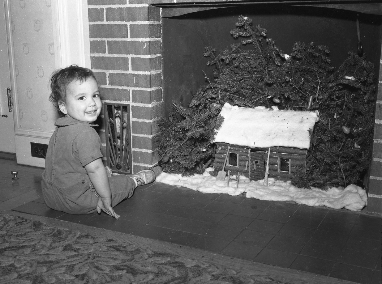 One of my favorites pics from my collection. Just have Santa use the front door. From my collection. View full size.