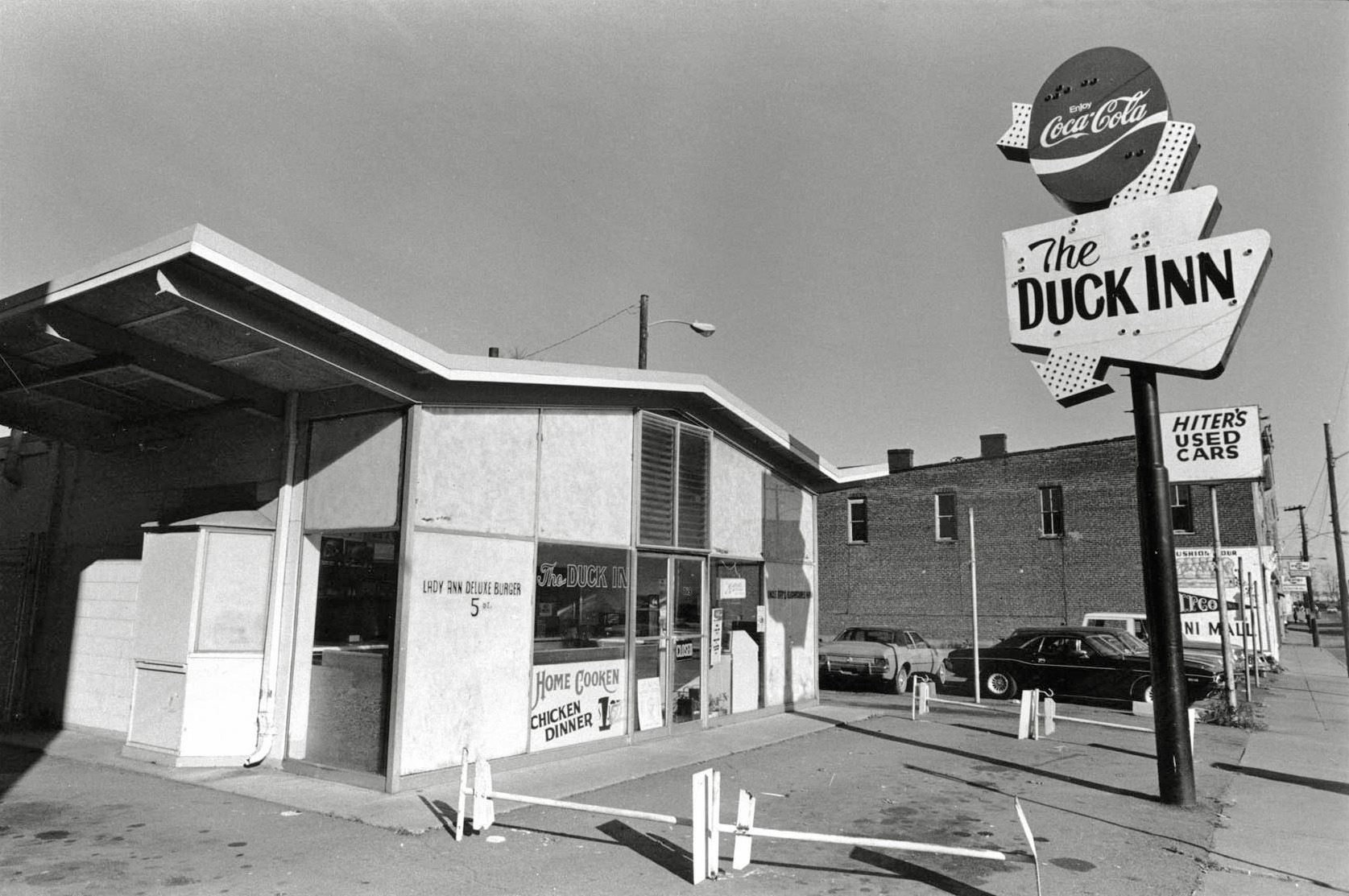 The Duck Inn, Charlottesville, Virginia. From a series of pictures I took when I was a first year student at U-Va. in 1979. On Main Street, across the street from the Amtrak station. There's just nothing like a "Home Cooken Chicken Dinner" from the Duck Inn! View full size.