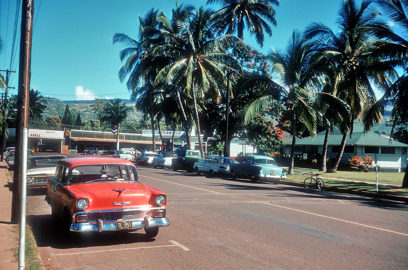 Somewhere in Hawaii in 1962 - who can tell us where? 35mm Ektachrome transparency from a California thrift store. View full size.
