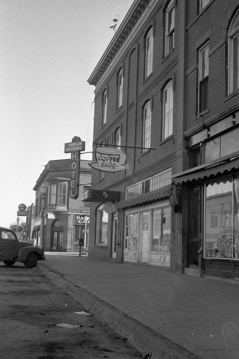 I received a lot of negatives from people in the U.S. This negative came together with a lot from New Orleans. I don't know the place. In the background I can see the Red Owl Supermarket. View full size.
