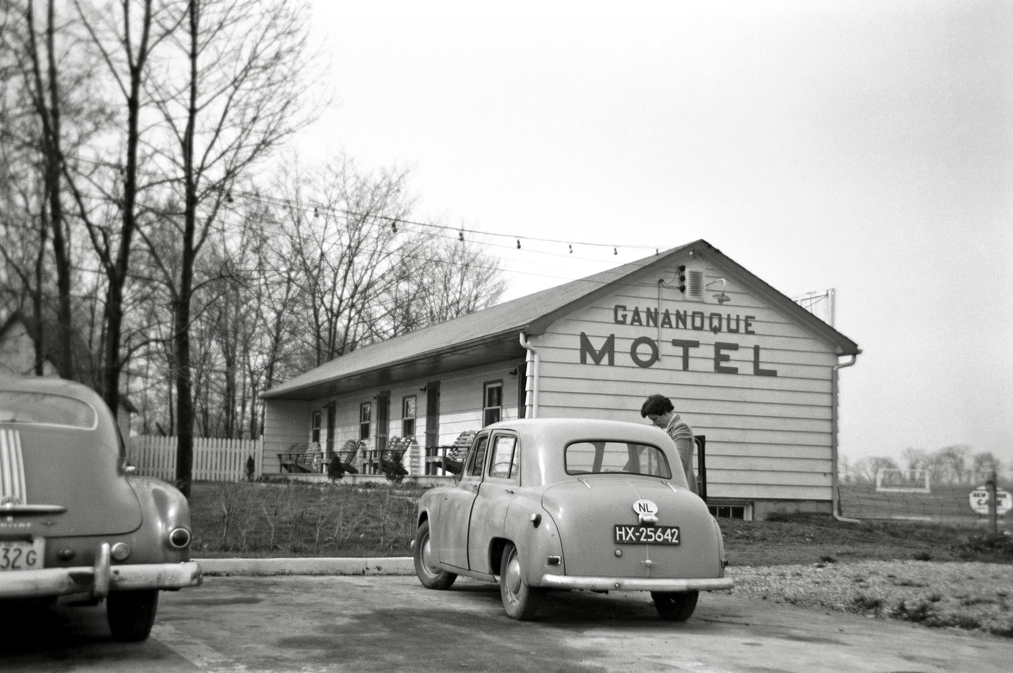 1000 Islands, Ontario, Canada. Two weeks ago I met the family of the lady who is standing next to the Hillman with the Dutch license plate; the owners of car emigrated to Canada in the fifties, bringing their car with them. View full size.

