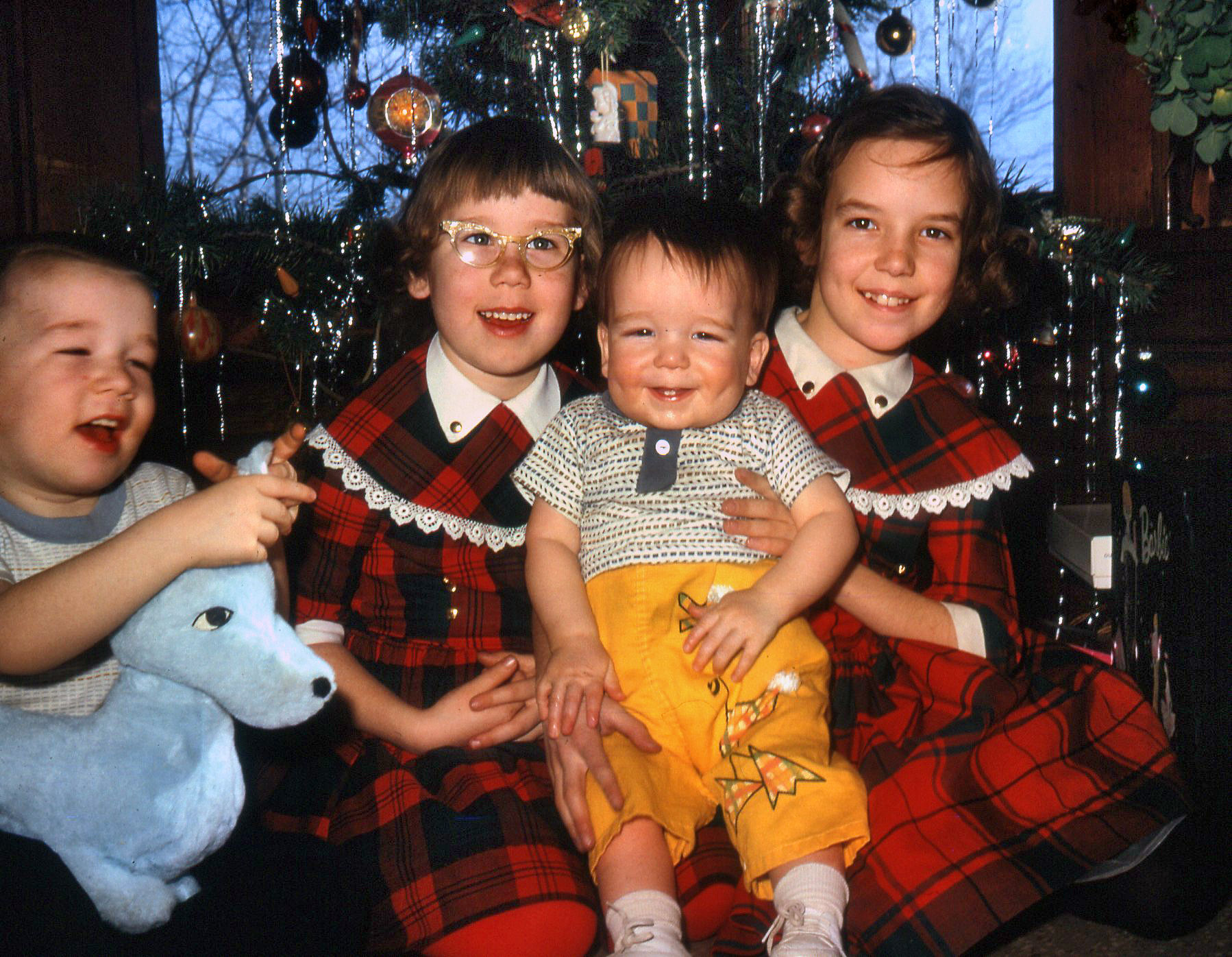 Christmas 1963 in Rochester, Indiana. From a slide. View full size.