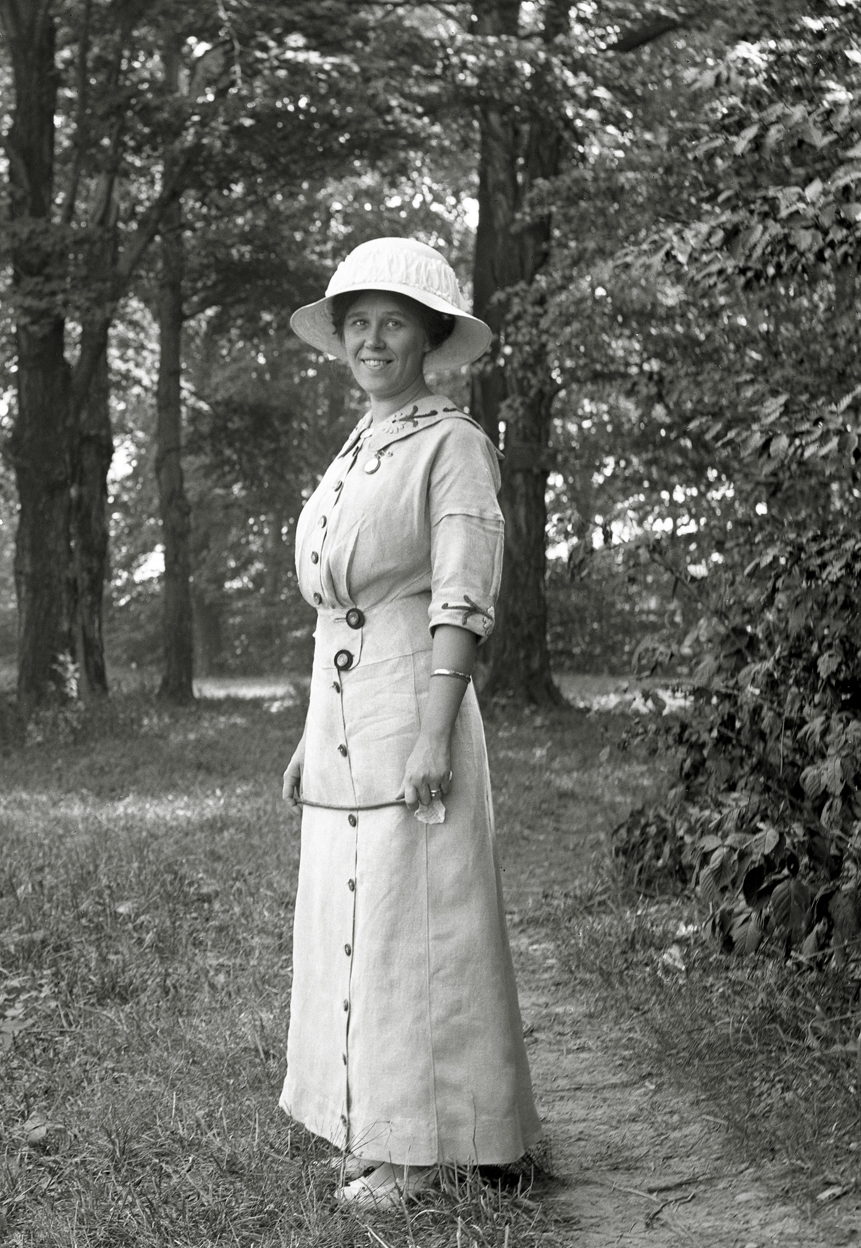 Another photo from the circa 1912 set of negatives I recently acquired that show more of our lady's wardrobe.  She enjoys posing for, I assume, her husband and most of the photos seem natural and unselfconscious.  Here is yet another of her outfits.  We have figured out that most of the pictures were taken around Trenton Falls, NY. View full size.