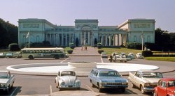 San Francisco, the Palace of the Legion of Honor in March 1969. My shot has a hint of Hitchcock with the older cars and bus. View full size.
(ShorpyBlog, Member Gallery)