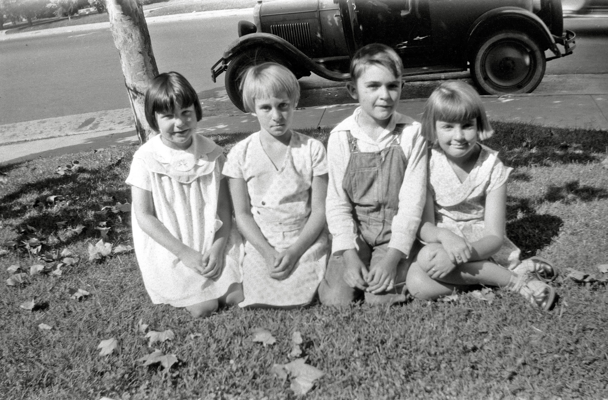 The second from the left seems to be the same little girl as in the Essex car photo, she has the same dour look as her mom. View full size.