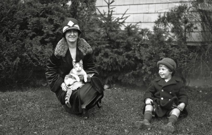 Kitty cat does not too impressed, Mom is fine and Child finds the situation amusing. From my negatives collection. View full size.
