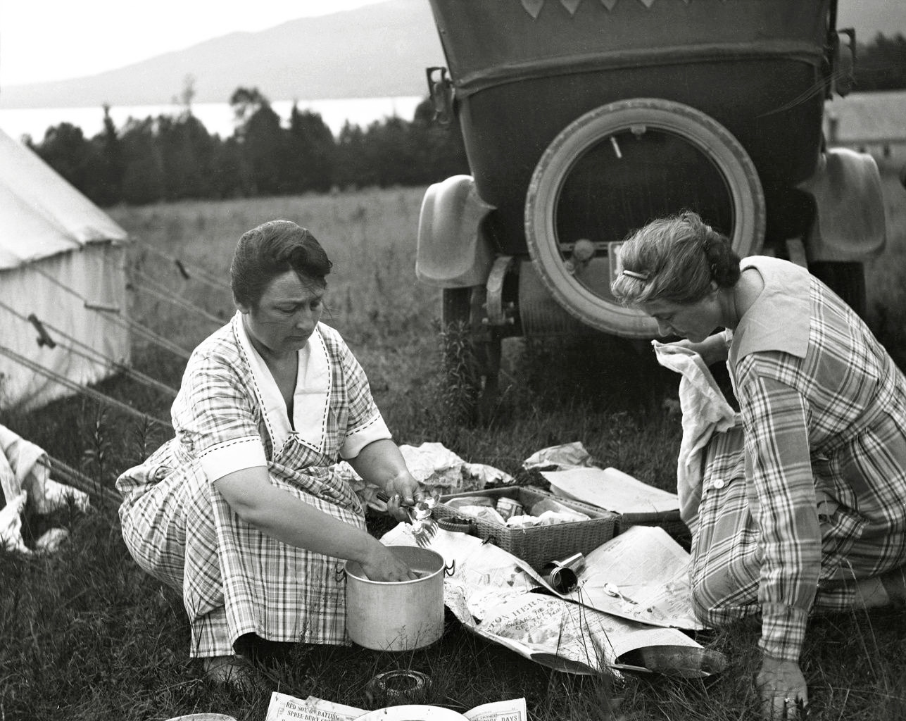 Roughing it out on a camping trip, late teens, early 1920's. From my negatives collection. View full size.

[I'd say late-20s at the earliest. -tterrace]