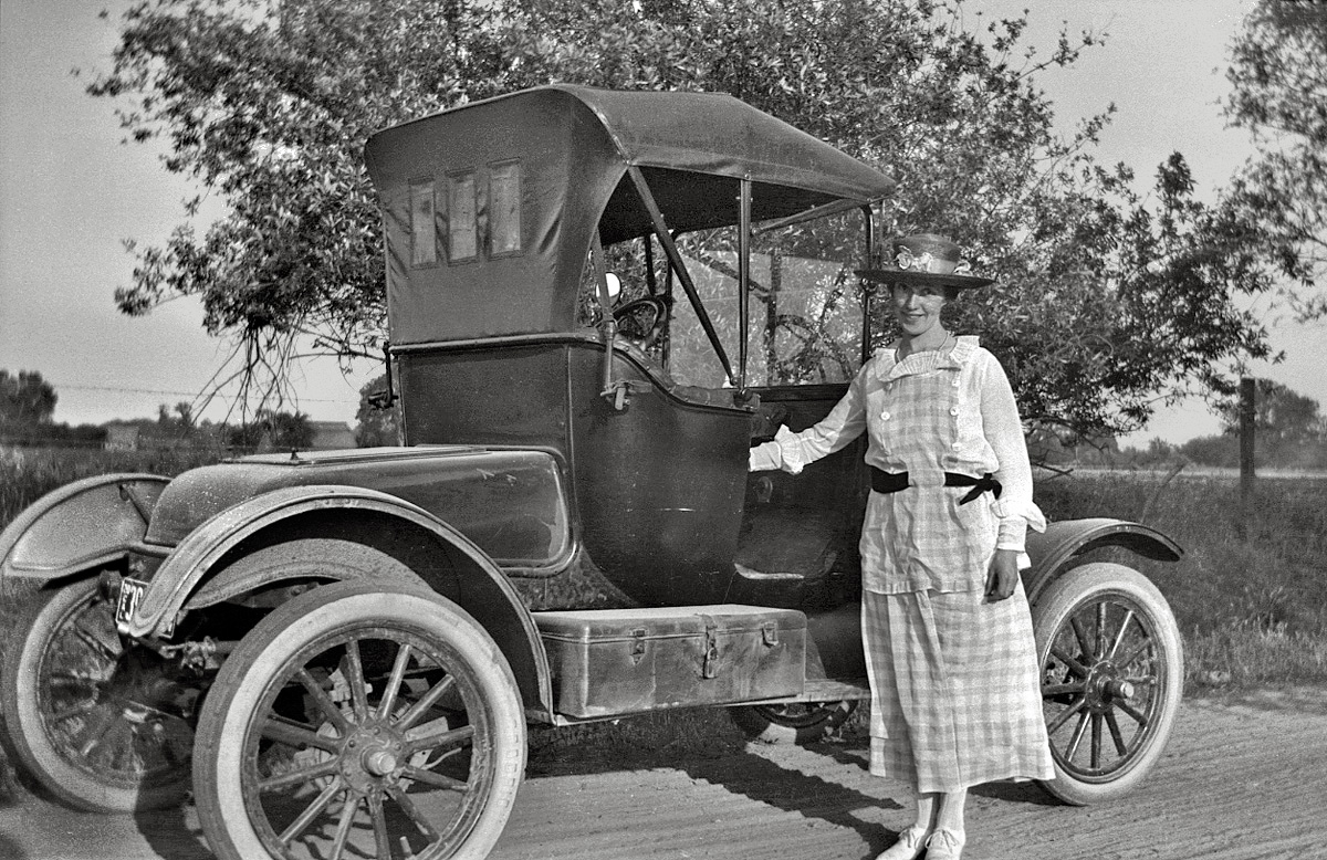 c.1920, in the vicinity of Merced Falls, Calif. My mother's older sister and her car. Maybe someone here can identify it. From original 116 negative. View full size.