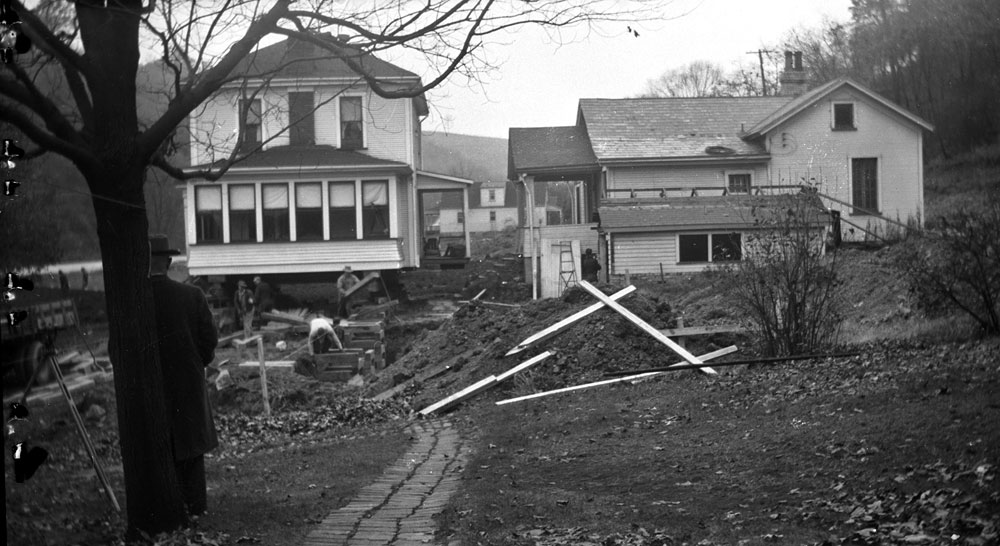 This is another picture of the house moving. The man supervising from behind the tree is my Great Grandfather. View full size.