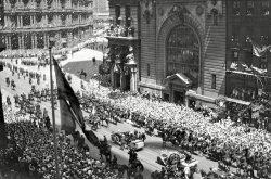 Parade in New York City in the 1920s. Shot 4 of 5 of the parade from an envelope of negatives I bought recently. View full size.
Lindbergh returnsThis is the 1927 Lindbergh ticker tape parade in New York City. I found this on the Library of Congress website.
(ShorpyBlog, Member Gallery)